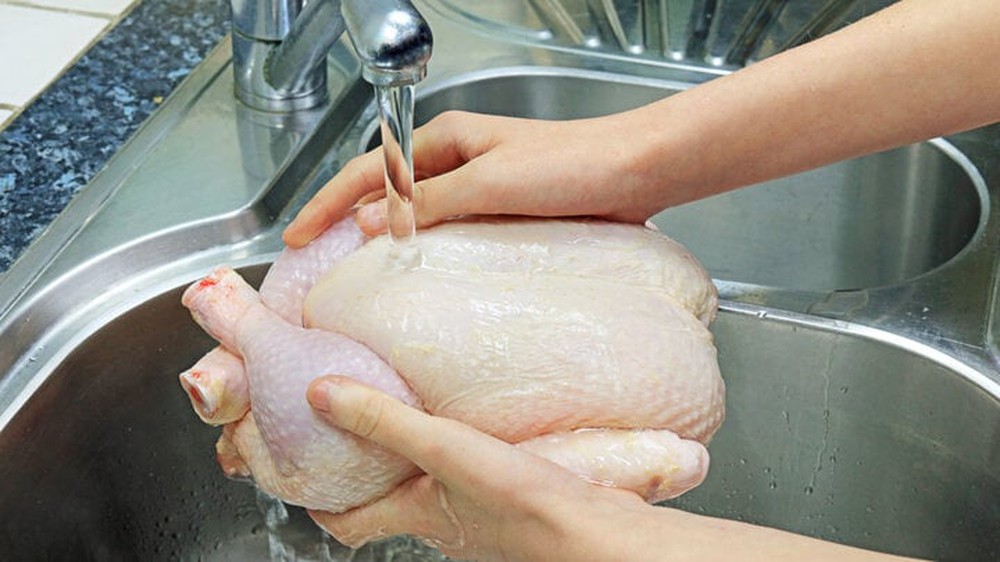 Rửa thịt gà sống trực tiếp dưới vòi nước đúng hay sai? - Ảnh 1.