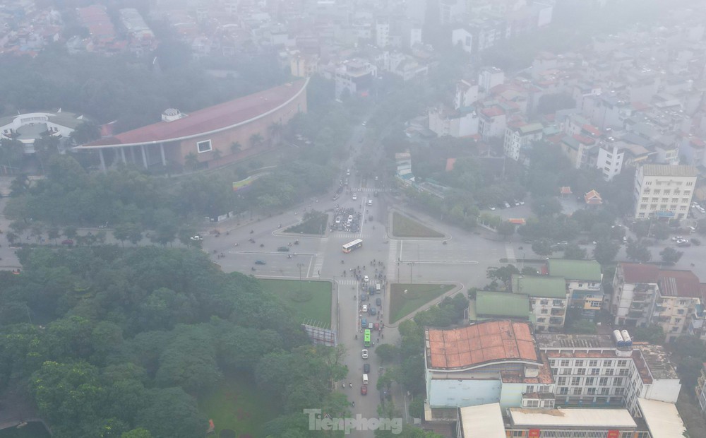 Gần trưa, bầu trời Hà Nội vẫn mịt mù bụi mịn - Ảnh 4.