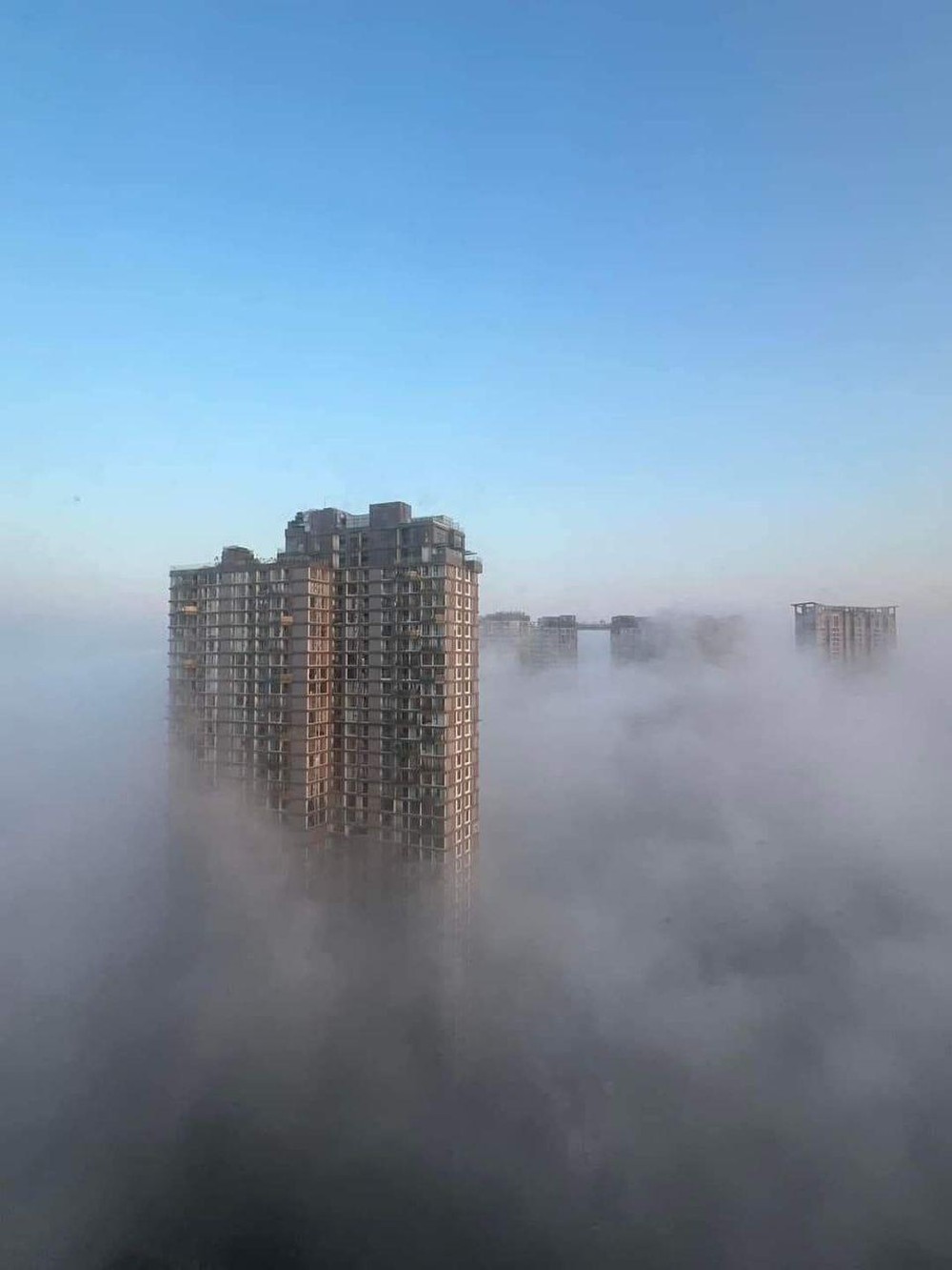 Hình ảnh lạ mắt như thành phố mù sương Sapa sáng nay ở Hà Nội và nhiều vùng lân cận - Ảnh 2.