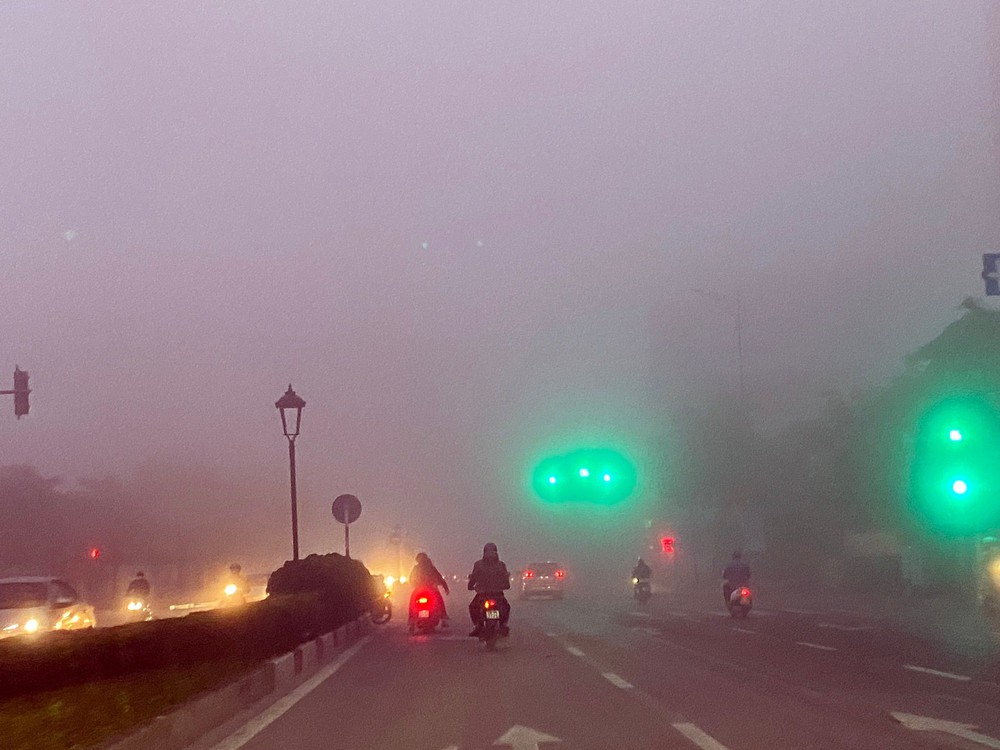 Hình ảnh lạ mắt như thành phố mù sương Sapa sáng nay ở Hà Nội và nhiều vùng lân cận - Ảnh 1.