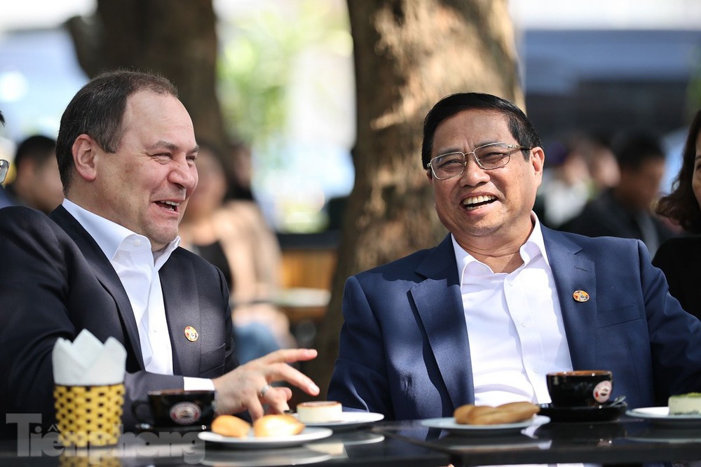 Hai Thủ tướng Việt Nam – Belarus uống cà phê, thăm Cột cờ Hà Nội - Ảnh 2.