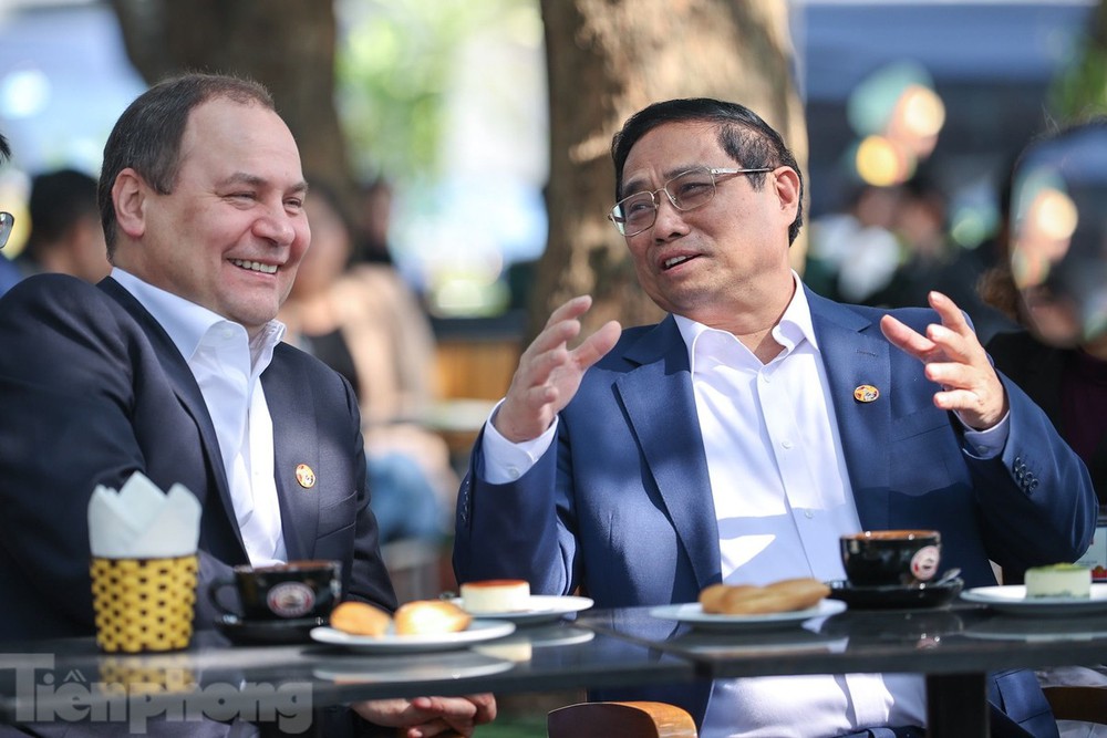 Hai Thủ tướng Việt Nam – Belarus uống cà phê, thăm Cột cờ Hà Nội - Ảnh 1.