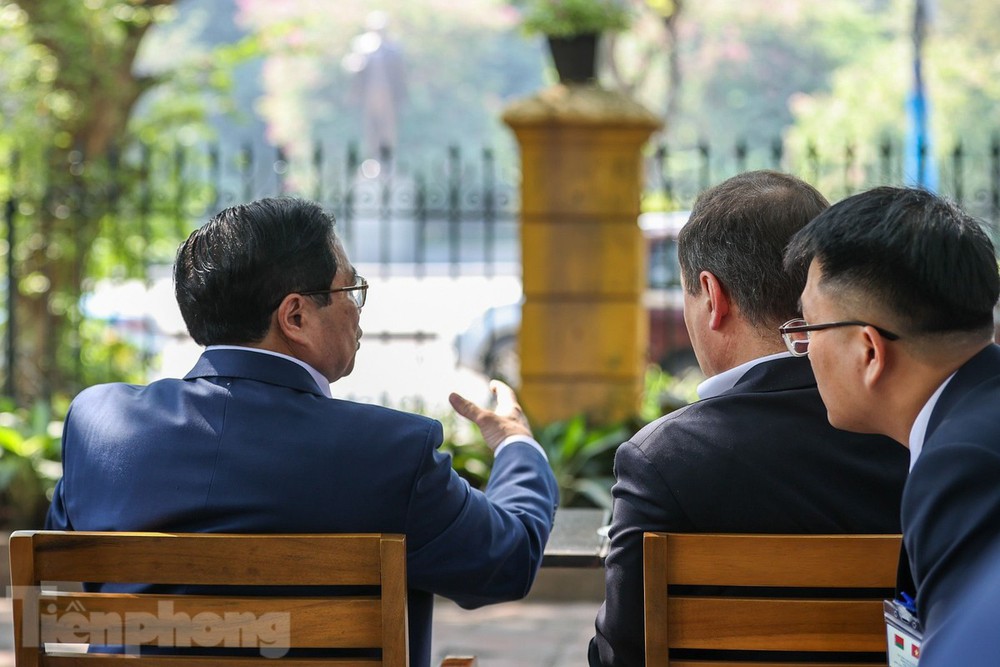 Hai Thủ tướng Việt Nam – Belarus uống cà phê, thăm Cột cờ Hà Nội - Ảnh 3.