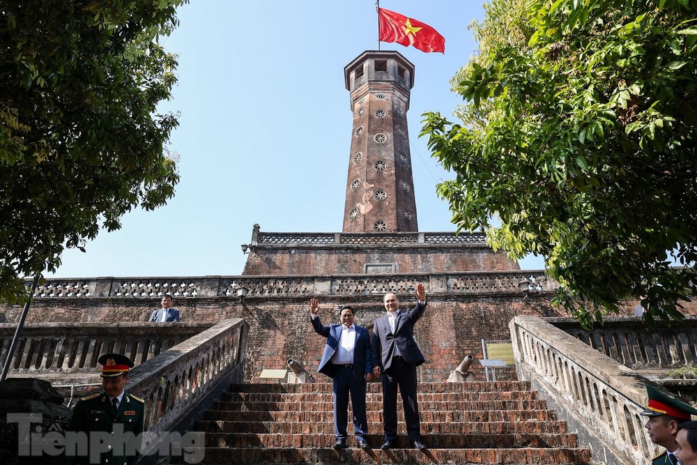 Hai Thủ tướng Việt Nam – Belarus uống cà phê, thăm Cột cờ Hà Nội - Ảnh 4.