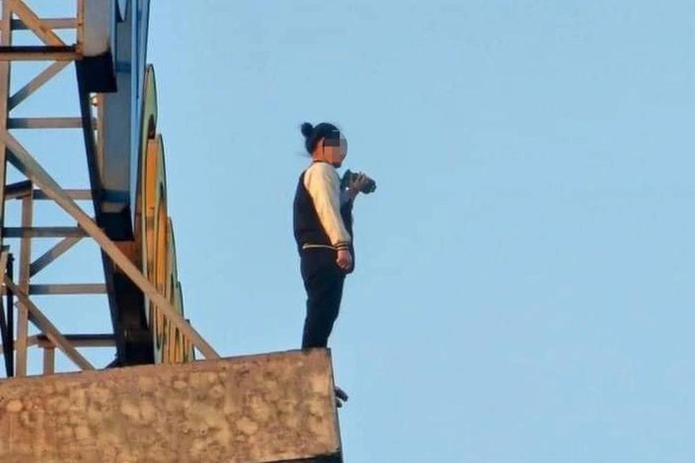 Chân dung người hùng áo đỏ giải cứu cô gái ngồi vắt vẻo trên đỉnh tòa tháp 27 tầng - Ảnh 1.