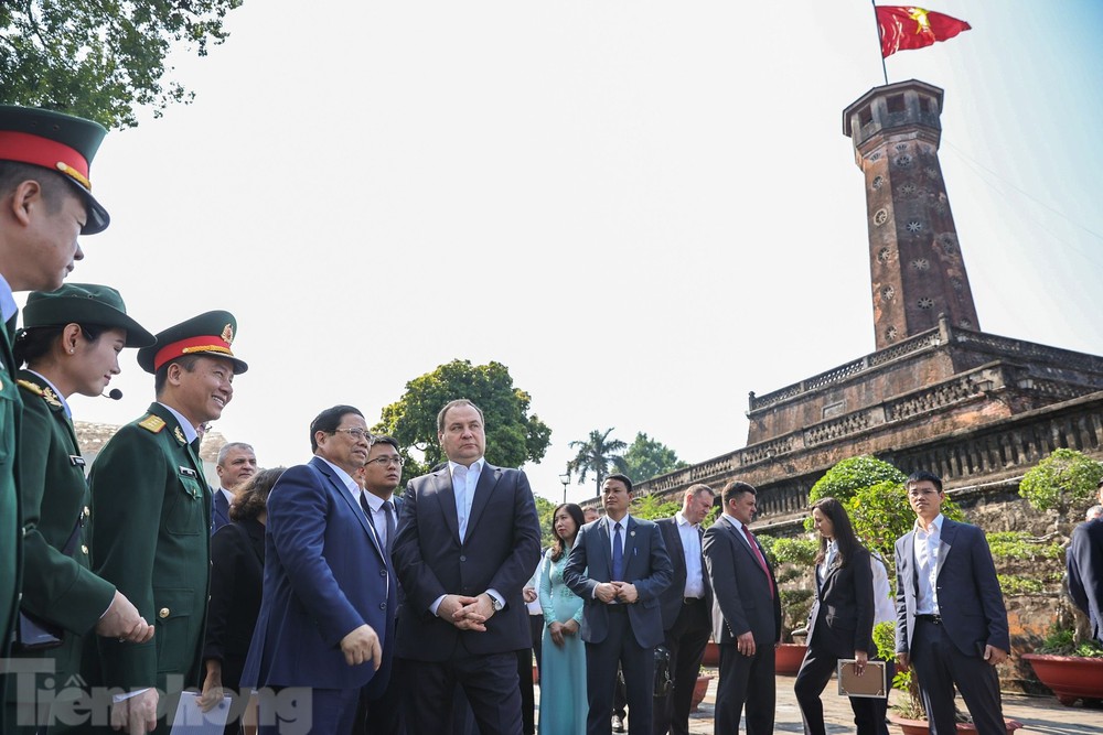 Hai Thủ tướng Việt Nam – Belarus uống cà phê, thăm Cột cờ Hà Nội - Ảnh 5.