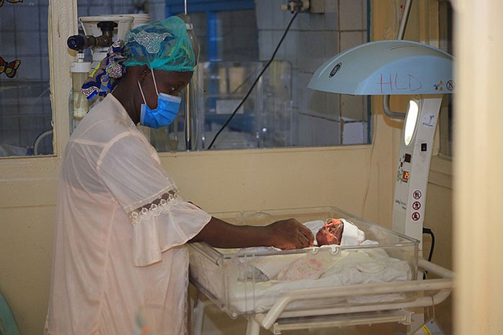 Người phụ nữ Châu Phi 70 tuổi chào đón cặp song sinh, lập kỷ lục khiến các bác sĩ trào nước mắt - Ảnh 1.