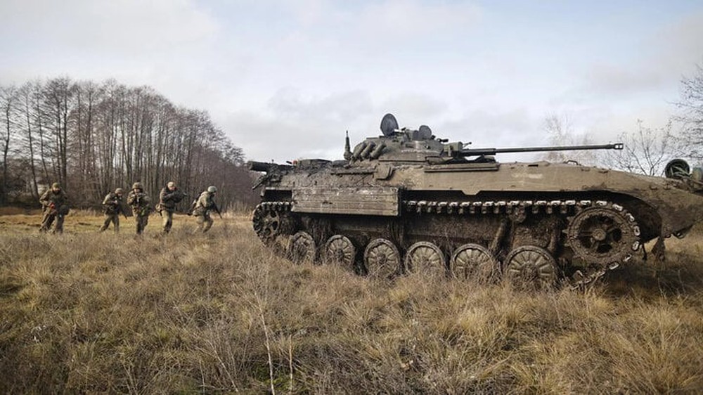 Thiếu xe bọc thép, 5 lữ đoàn thiết giáp Ukraine phải chiến đấu như bộ binh - Ảnh 1.