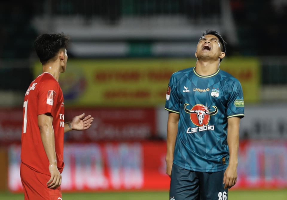 Cầu thủ HAGL đổ gục, bật khóc sau trận thua Viettel: Minh Vương, Tuấn Anh dành cả thanh xuân để trụ hàng đến bao giờ - Ảnh 1.