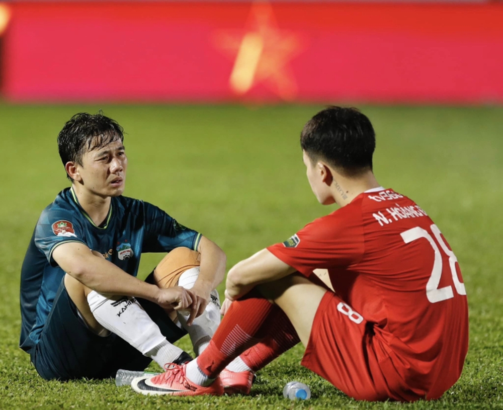 Cầu thủ HAGL đổ gục, bật khóc sau trận thua Viettel: Minh Vương, Tuấn Anh dành cả thanh xuân để trụ hàng đến bao giờ - Ảnh 9.