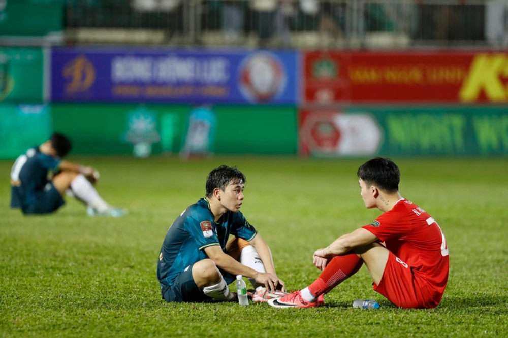 Cầu thủ HAGL đổ gục, bật khóc sau trận thua Viettel: Minh Vương, Tuấn Anh dành cả thanh xuân để trụ hàng đến bao giờ - Ảnh 8.