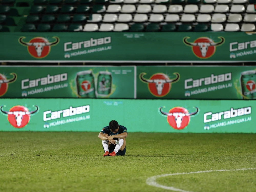 Cầu thủ HAGL đổ gục, bật khóc sau trận thua Viettel: Minh Vương, Tuấn Anh dành cả thanh xuân để trụ hàng đến bao giờ - Ảnh 7.