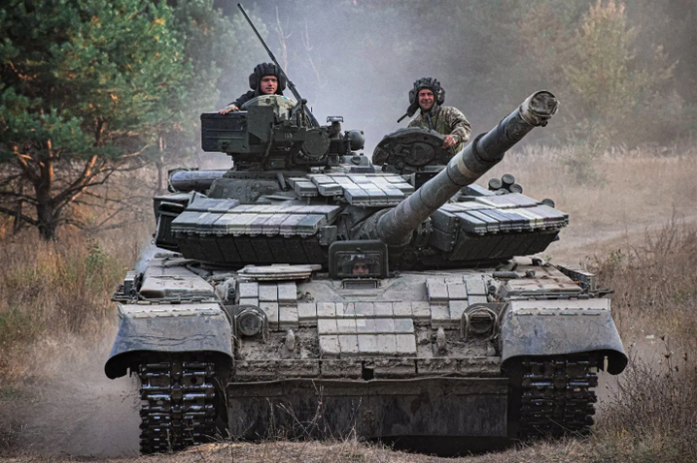 Xe tăng Nga bị vây khốn, chạy rút lui còn bị bồi chất nổ: Lữ đoàn tăng mạnh nhất Ukraine đã xuất kích - Ảnh 1.
