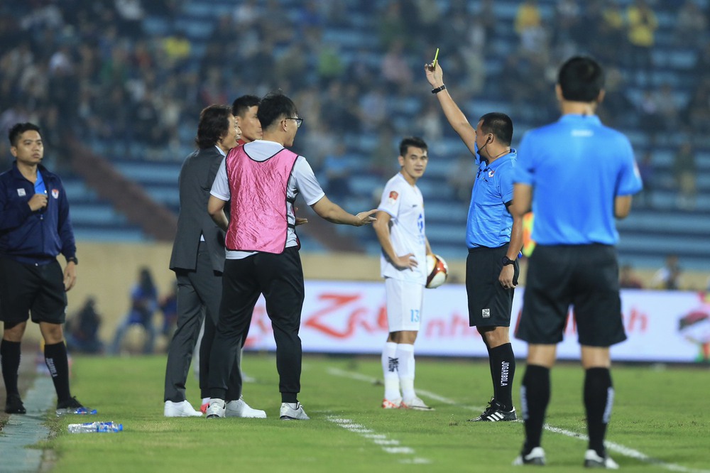 HLV Gong Oh-kyun: “Cầu thủ Nam Định đánh vào ngực tôi” - Ảnh 3.