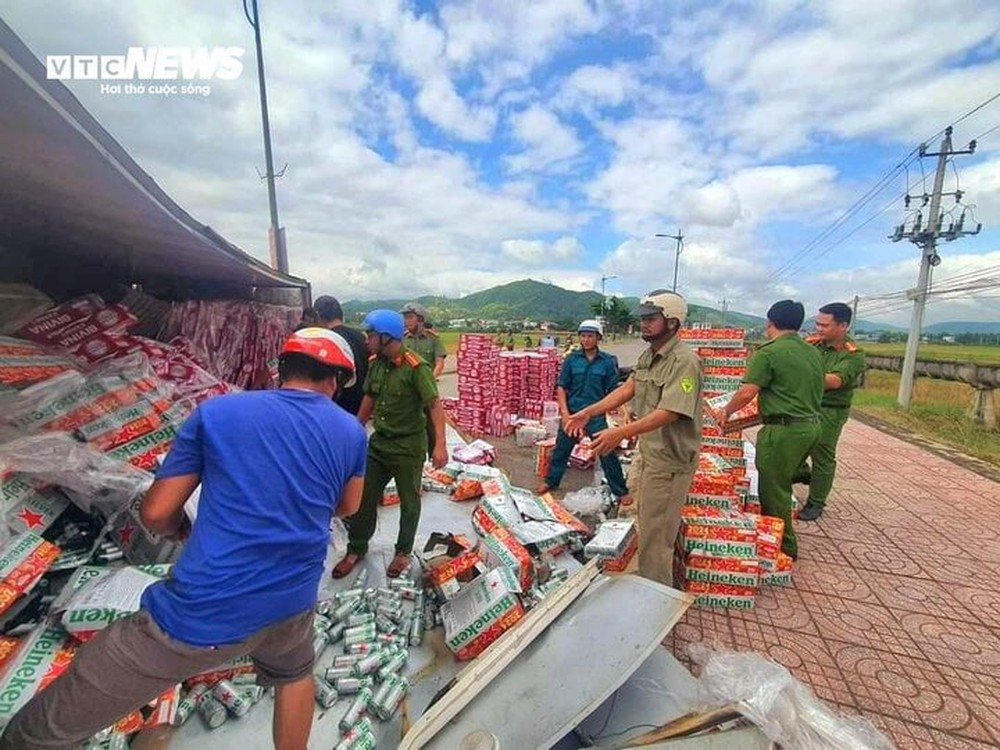 Xe tải nổ lốp, hàng nghìn thùng bia đổ giữa đường, công an hỗ trợ giải cứu - Ảnh 3.