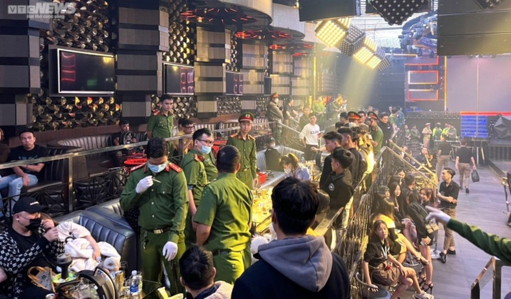 Hơn 60 người phê ma túy trong vũ trường lớn nhất Đà Nẵng - Ảnh 1.