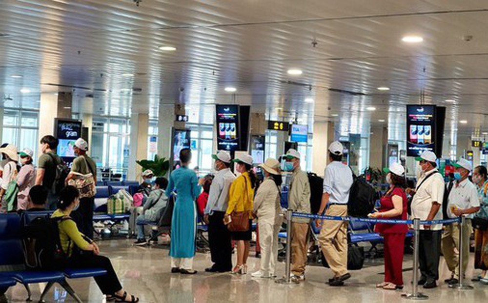 Khách bay qua sân bay Tân Sơn Nhất đông chưa từng có