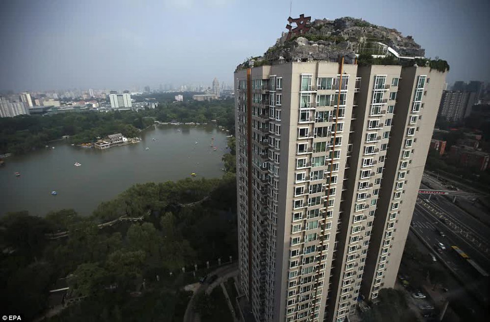 Người đàn ông độ penthouse 100m2 thành căn biệt thự cổ quái 1000m2 trên nóc chung cư 26 tầng: Xây mất 6 năm nhưng phải dỡ bỏ trong 15 ngày - Ảnh 6.