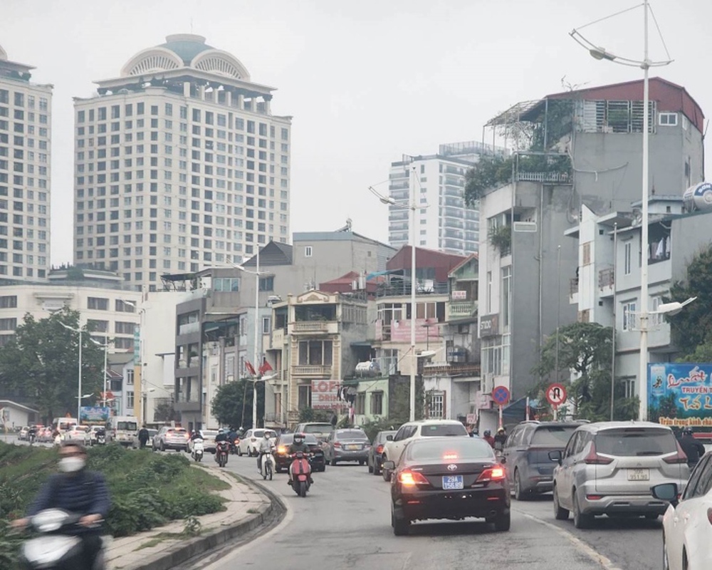 Hà Nội: Ô tô biển xanh ngang nhiên đè vạch, lấn làn ngược chiều