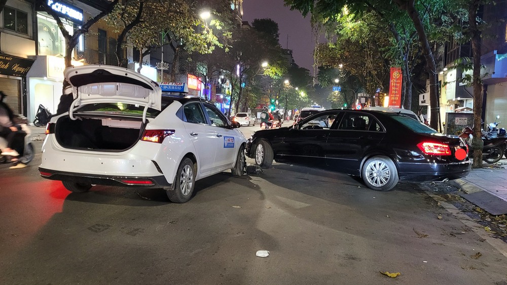 Đằng sau những bức ảnh TNGT: Ra xe bất cẩn, Mercedes-Benz bị taxi đâm vỡ đèn pha - Ảnh 1.