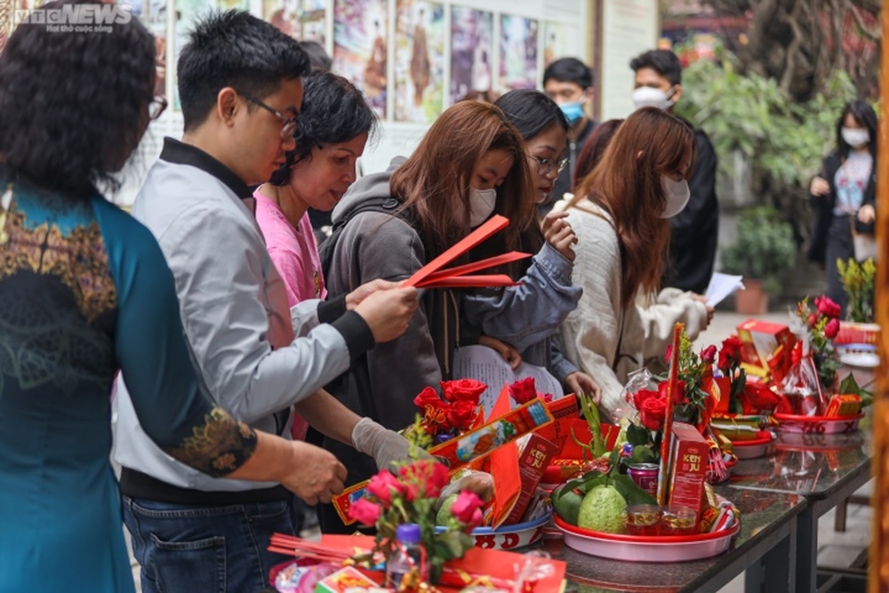 Trước ngày lễ tình nhân Valentine, giới trẻ Hà Nội tấp nập đi cầu duyên - Ảnh 1.