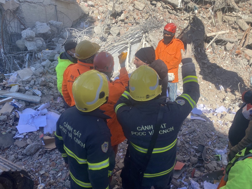 Đội cứu hộ Việt Nam và Pakistan đang nỗ lực đưa 3 nạn nhân tử vong ra ngoài sau động đất ở Thổ Nhĩ Kỳ - Ảnh 3.
