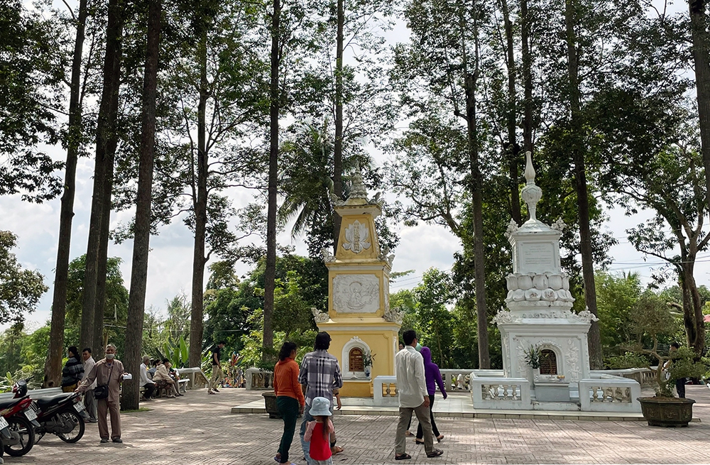 Tượng Phật bốn tay và 2 bia đá kỳ bí ở chùa Linh Sơn - Ảnh 2.