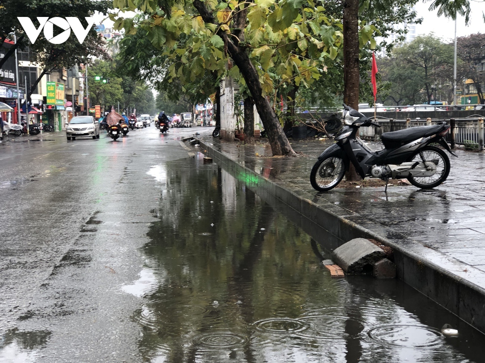 Vỉa hè vừa lát, người dân tự xây cầu dẫn và bục bệ lấn chiếm để buôn bán - Ảnh 6.