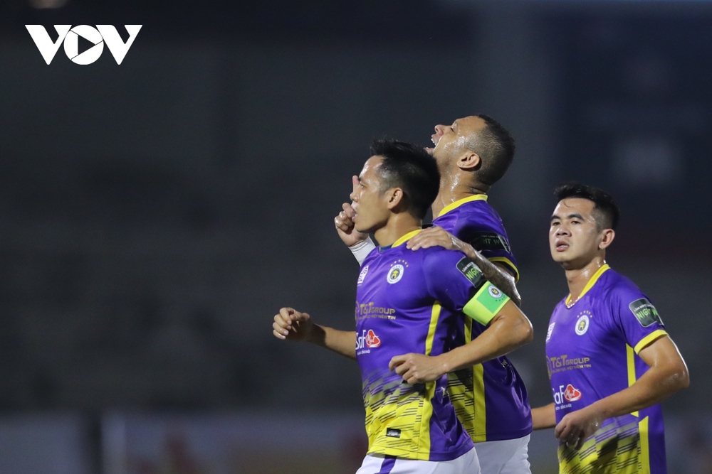 Trực tiếp Hà Tĩnh 1-2 Hà Nội FC: Văn Quyết ghi siêu phẩm sút phạt - Ảnh 1.