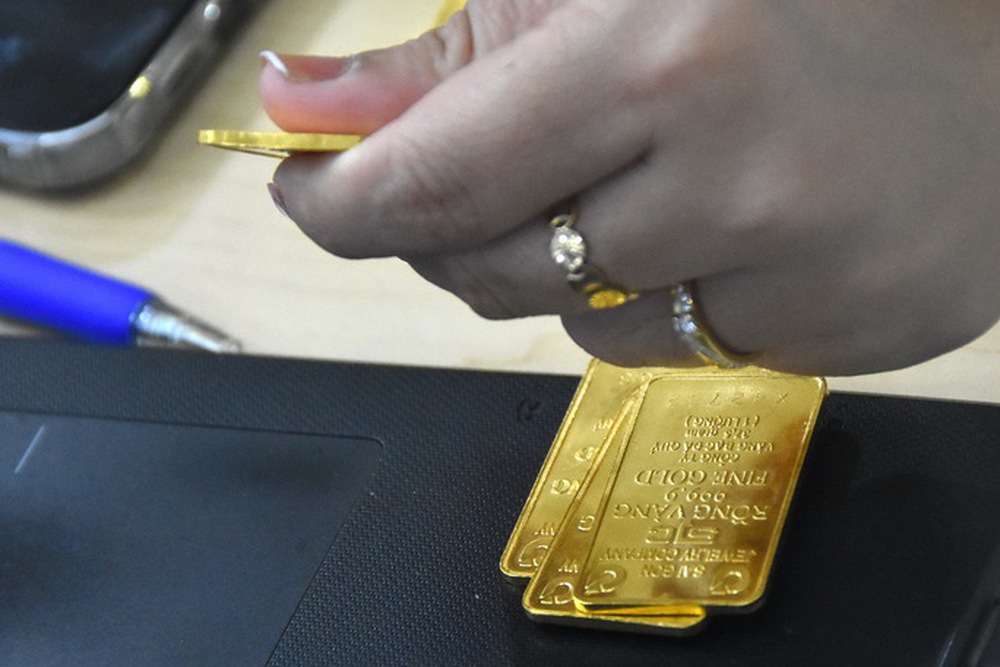 Giá vàng hôm nay 13-2: Vàng trang sức 24K chỉ chênh lệch 1,5 triệu đồng với thế giới - Ảnh 1.