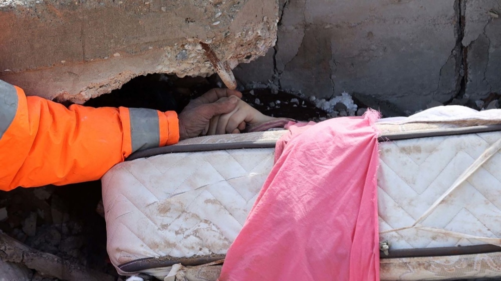 Đằng sau bức hình ám ảnh trong động đất ở Thổ Nhĩ Kỳ: Tôi không thể cứu con gái - Ảnh 2.