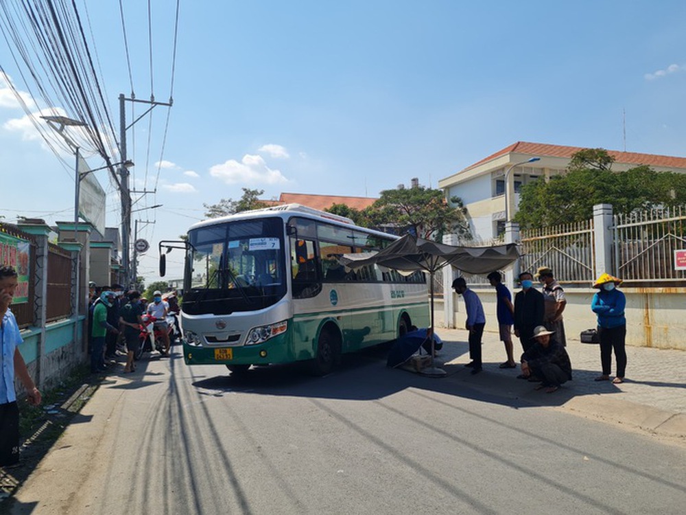 Diễn biến vụ bé gái lớp 3 ở Biên Hòa tử vong trước cổng trường - Ảnh 1.