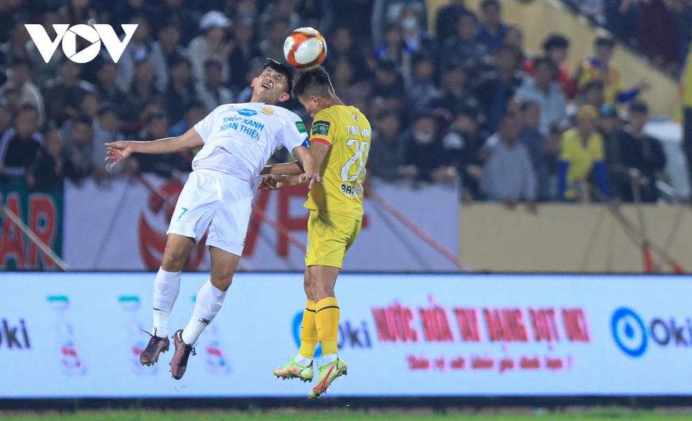 Trực tiếp Nam Định 1-0 HAGL: Bỏ lỡ cơ hội không thể tin nổi - Ảnh 1.