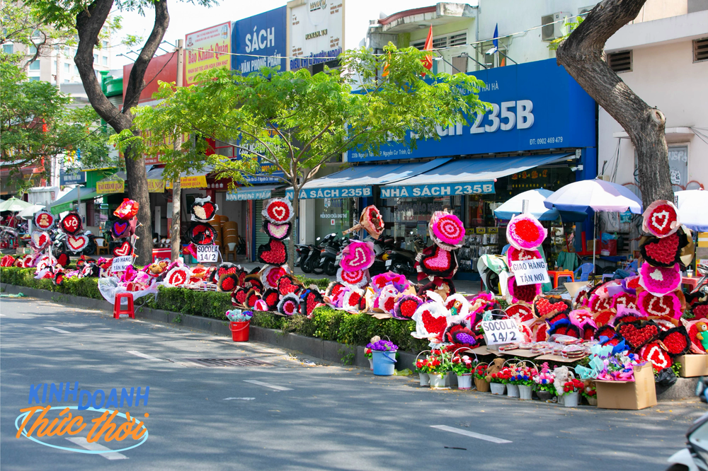 Dân văn phòng tự bỏ 2 ngày lương “đổi lấy” chục triệu nhờ đi bán hoa hồng ngày lễ Tình nhân liệu có đáng?