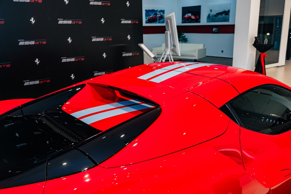 Tôi dự ra mắt kín Ferrari 296 GTS tại VN và được tiết lộ tiền đặt cọc 2,5 tỷ đồng, riêng tiền dải sơn trang trí đã đủ mua Santa Fe - Ảnh 11.