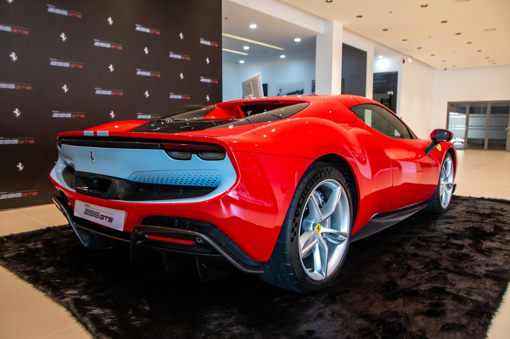Tôi dự ra mắt kín Ferrari 296 GTS tại VN và được tiết lộ tiền đặt cọc 2,5 tỷ đồng, riêng tiền dải sơn trang trí đã đủ mua Santa Fe - Ảnh 12.