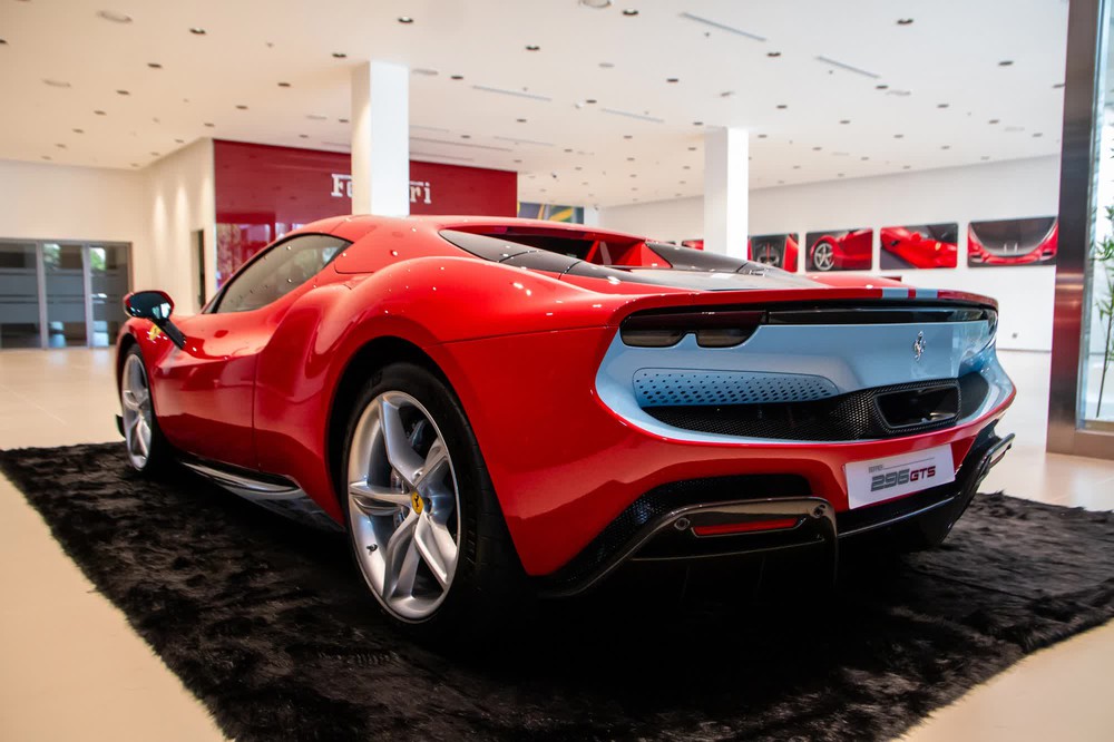 Tôi dự ra mắt kín Ferrari 296 GTS tại VN và được tiết lộ tiền đặt cọc 2,5 tỷ đồng, riêng tiền dải sơn trang trí đã đủ mua Santa Fe - Ảnh 9.