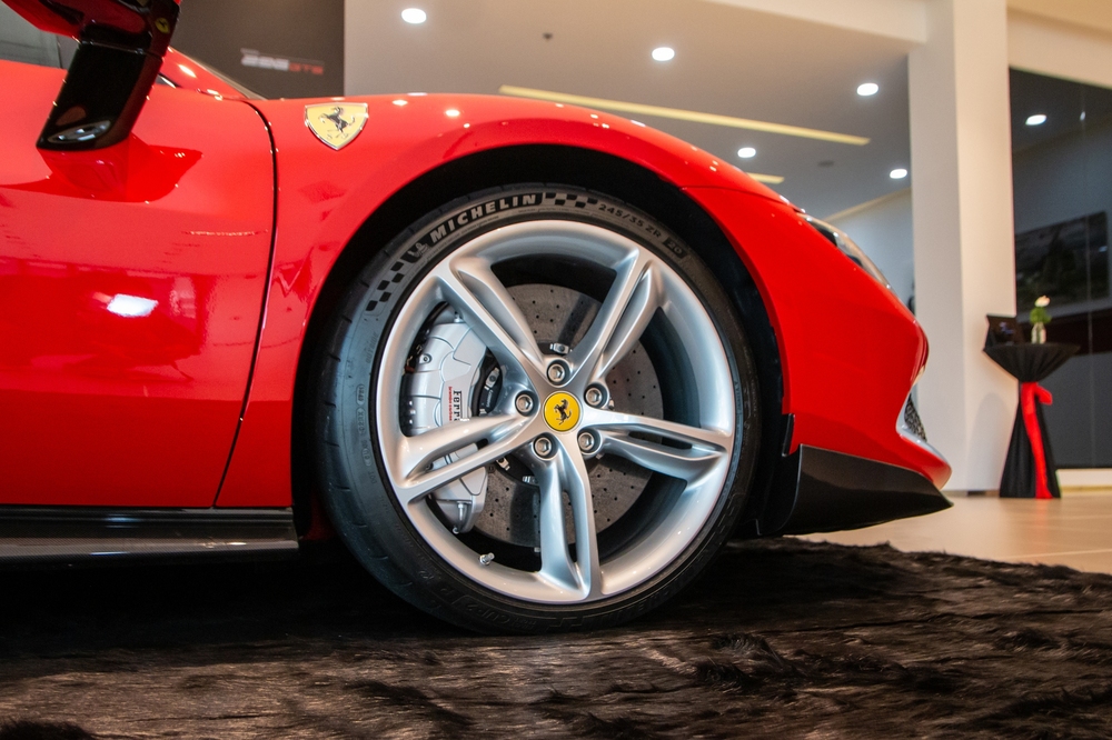 Tôi dự ra mắt kín Ferrari 296 GTS tại VN và được tiết lộ tiền đặt cọc 2,5 tỷ đồng, riêng tiền dải sơn trang trí đã đủ mua Santa Fe - Ảnh 8.