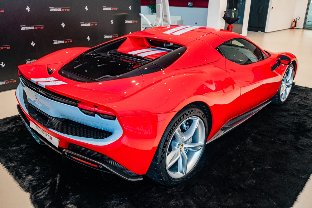 Tôi dự ra mắt kín Ferrari 296 GTS tại VN và được tiết lộ tiền đặt cọc 2,5 tỷ đồng, riêng tiền dải sơn trang trí đã đủ mua Santa Fe - Ảnh 7.