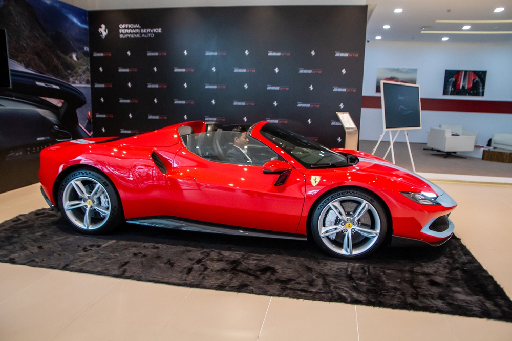 Tôi dự ra mắt kín Ferrari 296 GTS tại VN và được tiết lộ tiền đặt cọc 2,5 tỷ đồng, riêng tiền dải sơn trang trí đã đủ mua Santa Fe - Ảnh 6.