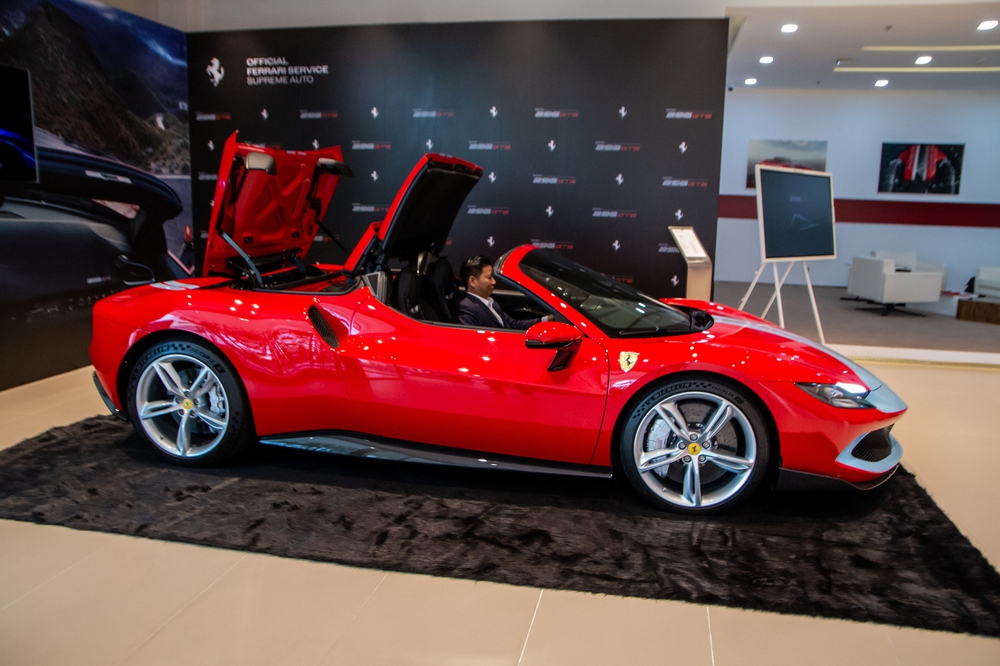 Tôi dự ra mắt kín Ferrari 296 GTS tại VN và được tiết lộ tiền đặt cọc 2,5 tỷ đồng, riêng tiền dải sơn trang trí đã đủ mua Santa Fe - Ảnh 5.