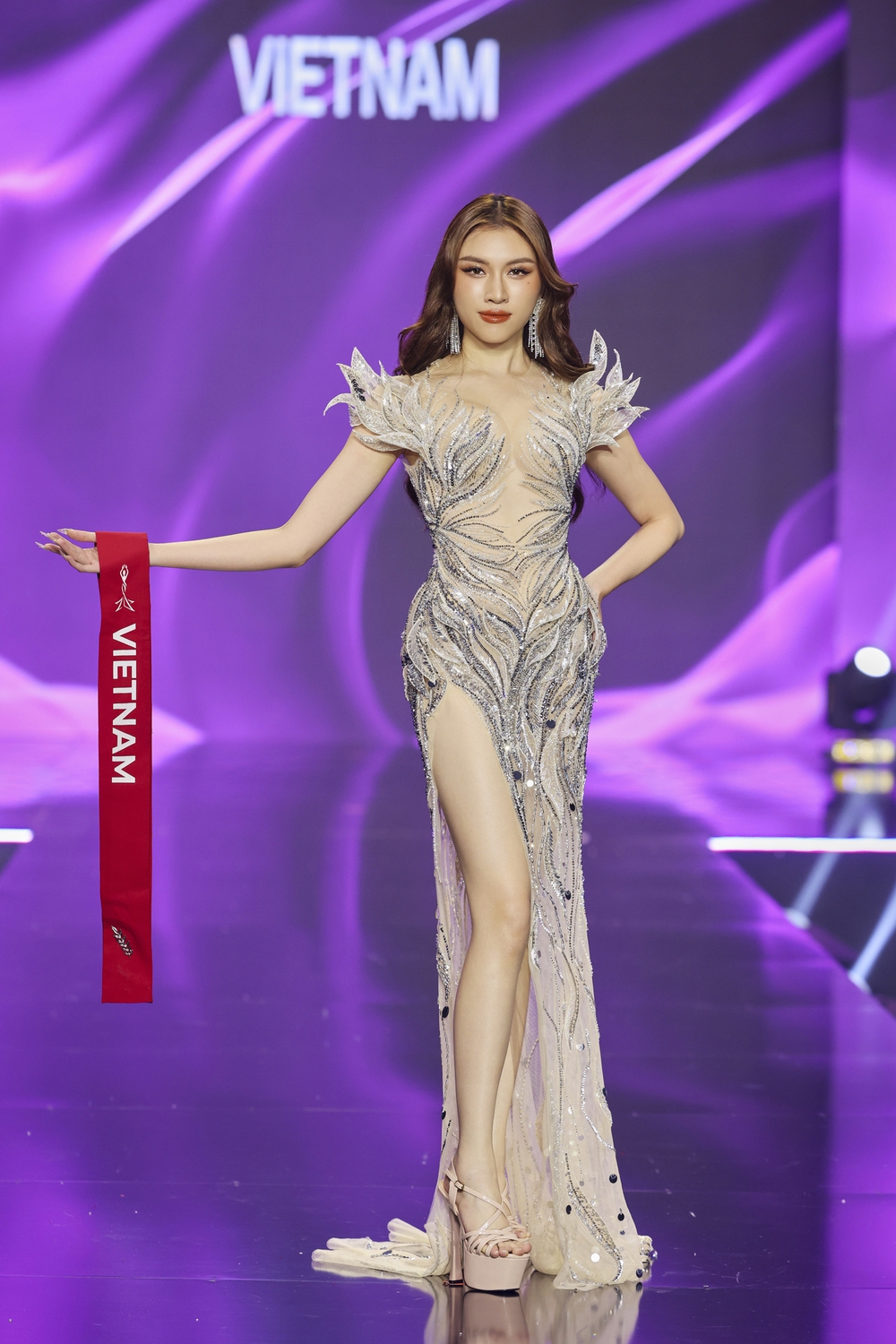 Bán kết Miss Charm 2023: Thí sinh trình diễn bốc lửa với bikini, Thanh Thanh Huyền được nhận xét là chưa nổi bật - Ảnh 13.