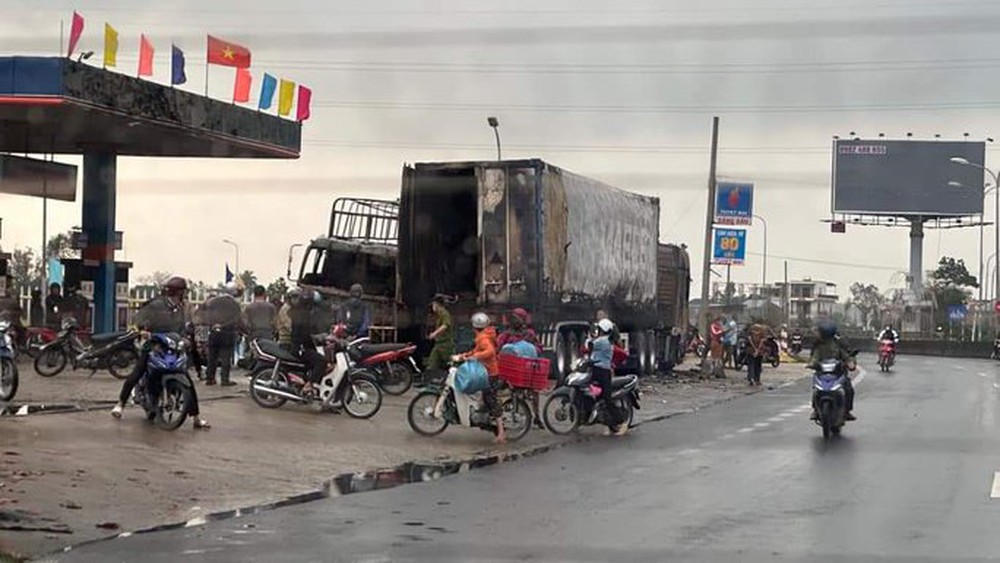 Xe tải và container đậu sát cây xăng bốc cháy ngùn ngụt ở Quảng Nam - Ảnh 3.