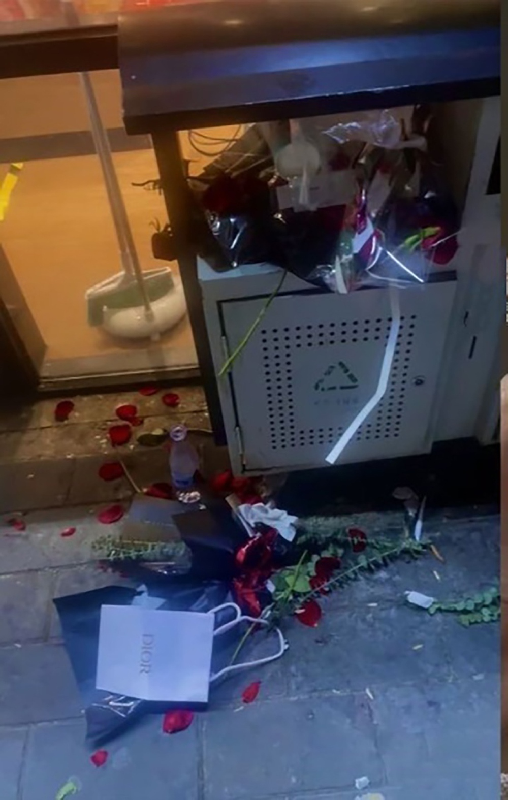 Nhặt hoa ở thùng rác sau ngày Valentine, cô gái nhận được điều bất ngờ - Ảnh 3.