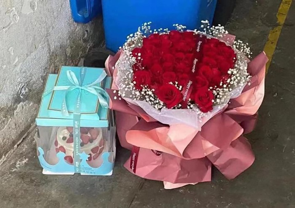 Nhặt hoa ở thùng rác sau ngày Valentine, cô gái nhận được điều bất ngờ - Ảnh 2.
