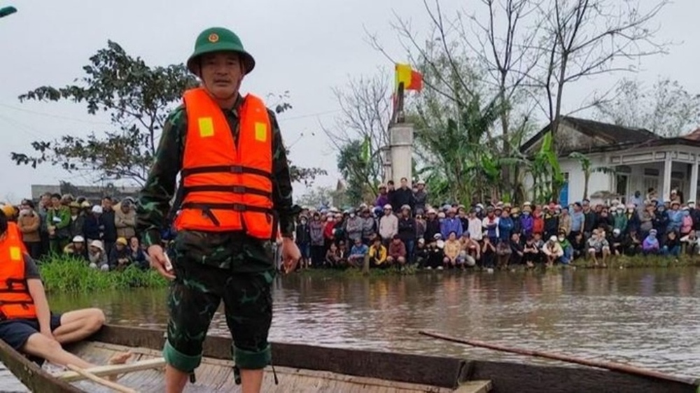 Đi qua đập tràn ngập nước do mưa lớn, 2 vợ chồng ở Thừa Thiên - Huế bị cuốn trôi - Ảnh 1.