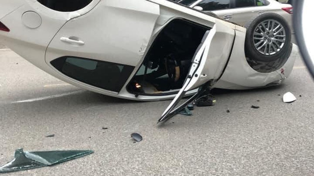Đằng sau những bức ảnh TNGT: Mazda3 lật ngửa giữa đường vì vô cớ đâm vào Hyundai Grand i10 - Ảnh 3.