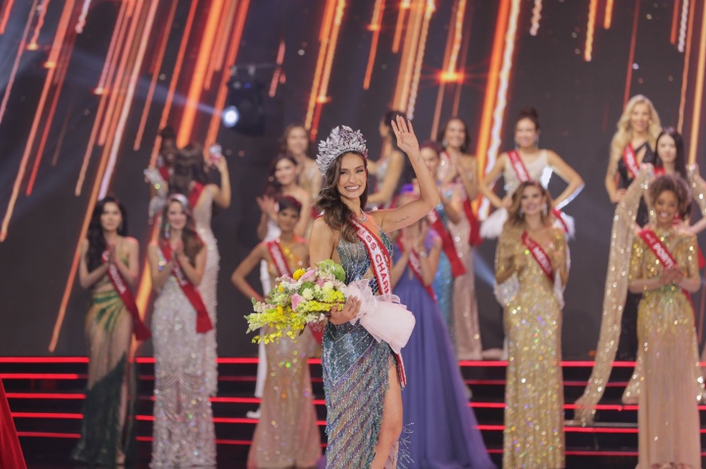 Nhan sắc nóng bỏng của người đẹp Brazil đăng quang Miss Charm 2023 - Ảnh 1.