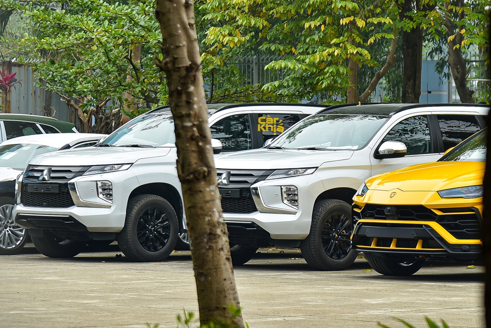 Bắt gặp Mitsubishi Pajero Sport lạ tại Hà Nội: Ngoại hình bắt mắt, thêm sức đấu Everest và Fortuner - Ảnh 1.