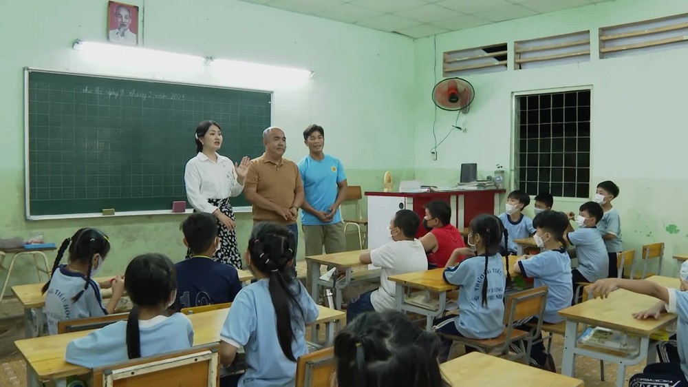 Chàng trai sáng làm công nhân, tối mở lớp học tình thương xóa mù chữ và “giọt nước mắt của mẹ”